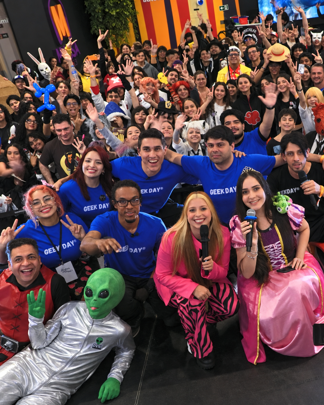 Equipe, cosplayers e público celebrando juntos na Geek Day