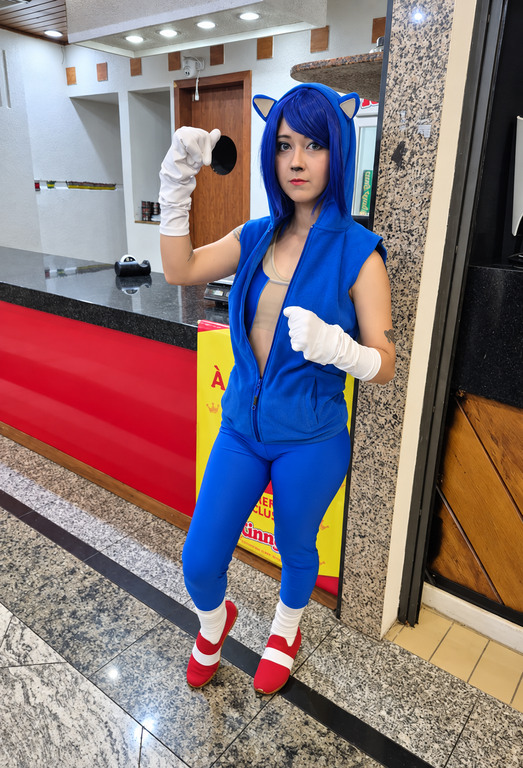 Cosplayer com traje azul inspirado em personagem de games