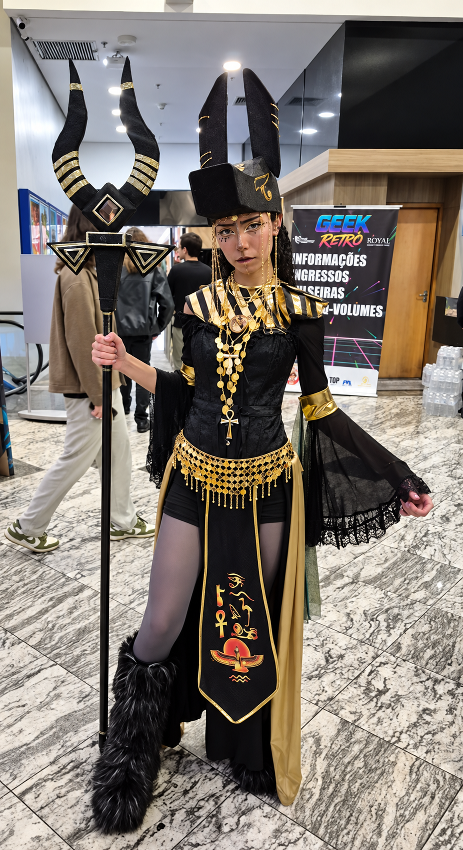 Cosplayer com traje egípcio preto e dourado