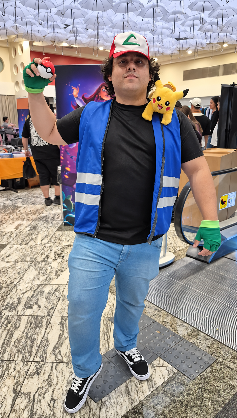 Cosplayer com boné, colete azul e acessório de personagem