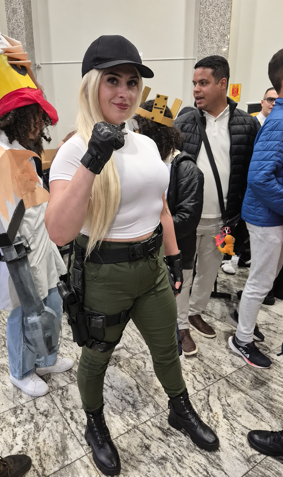 Cosplayer com traje tático e boné preto