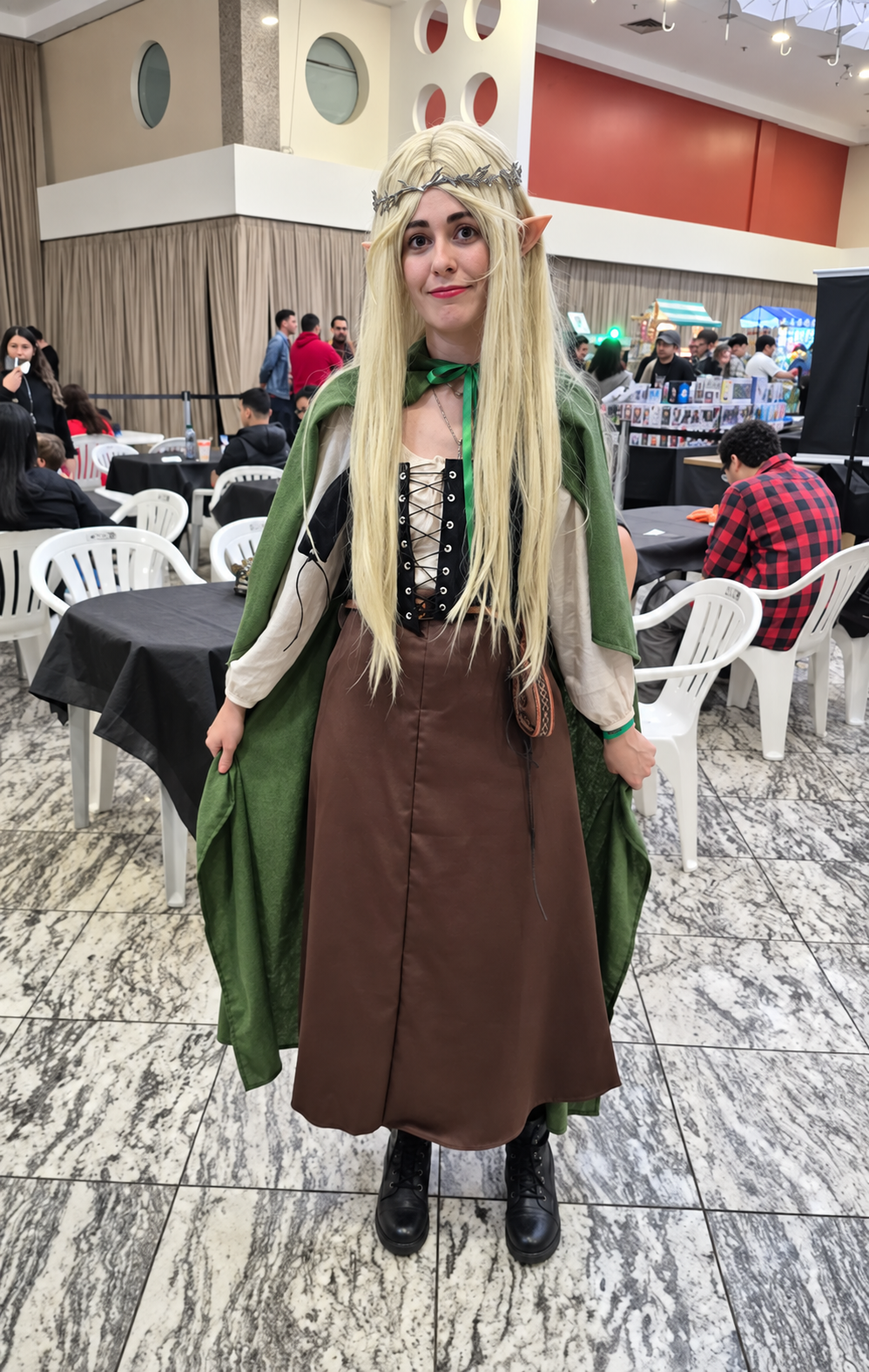 Cosplayer elfa com capa verde