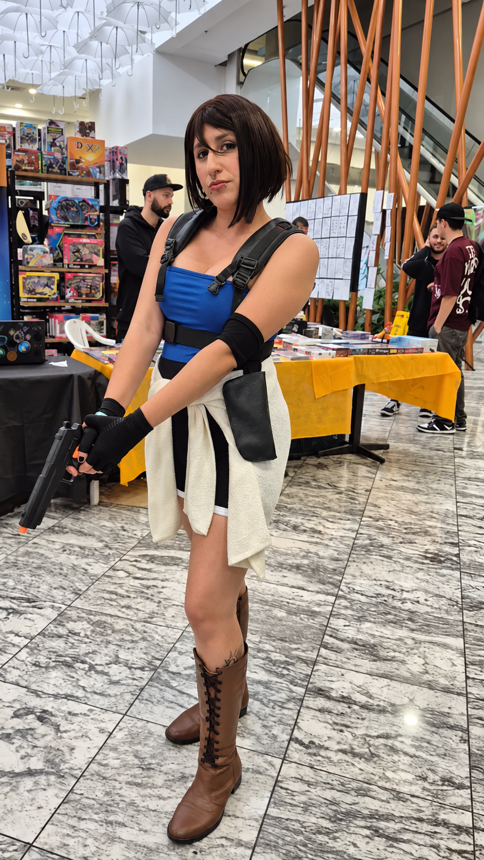 Cosplayer com traje azul e acessórios táticos